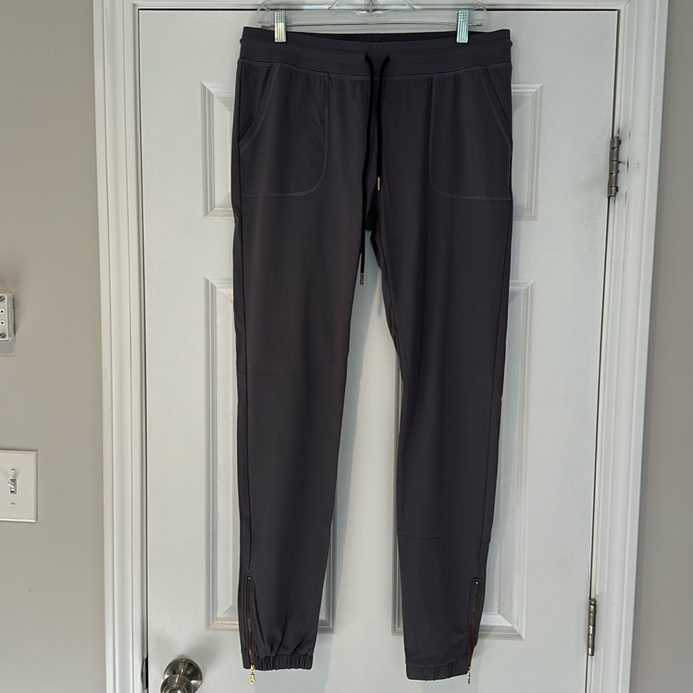 Zyia Peak Zipper Joggers, size L.
